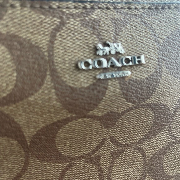 Brown leather signature Coach crossbody with arm green detail - Picture 3 of 9